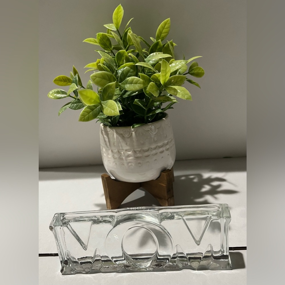 Vintage “MOM” Crystal Clear Glass Paperweight Exclusively for Avon 1983 - Picture 3 of 8